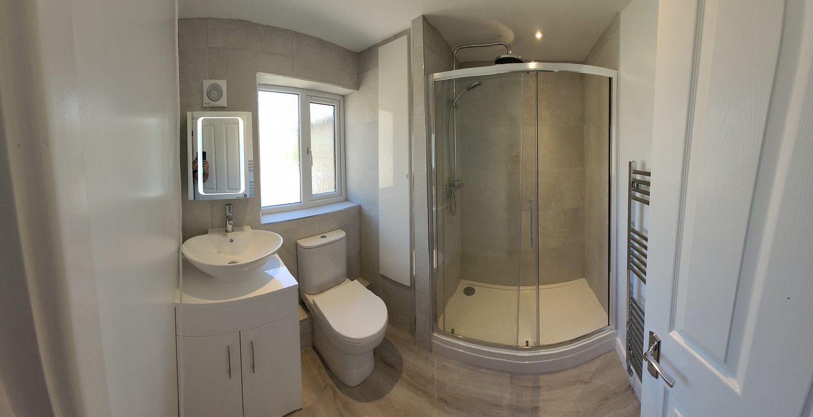Compact en-suite shower room